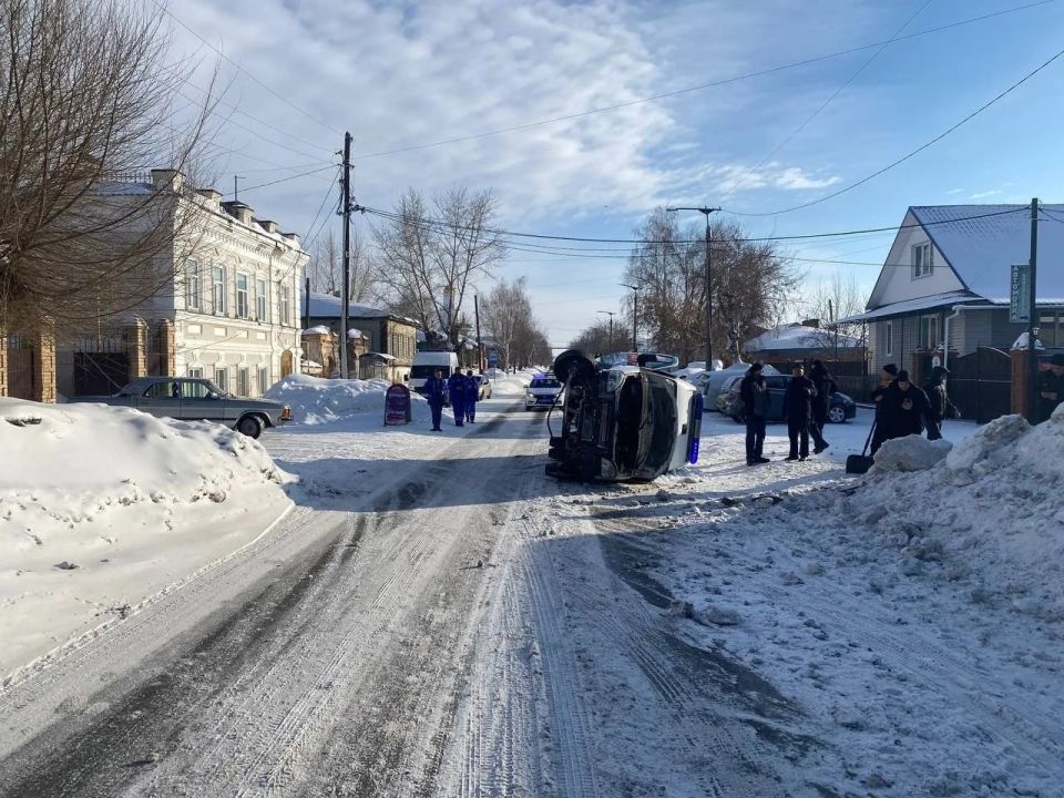 Машина скорой помощи опрокинулась на бок во время аварии в Челябинской области