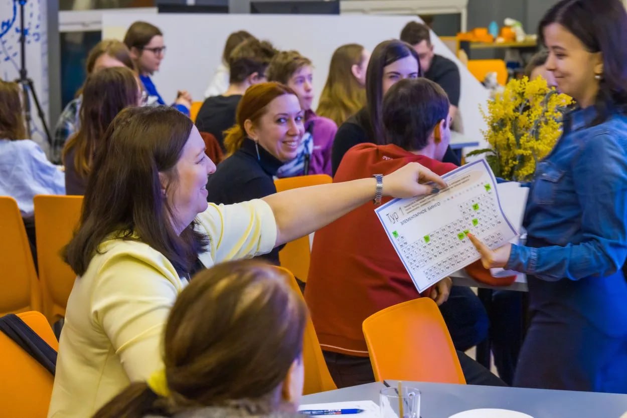 Химик Лилия Коваленко объяснила, почему помаду можно назвать гелем