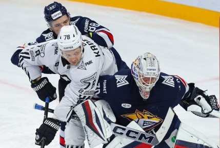 Очередное поражение в южноуральском дерби: «Трактор» в гостях проиграл «Металлургу» в серии буллитов