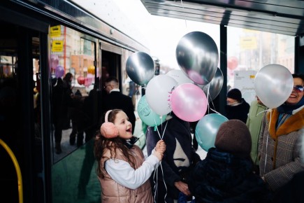 Широкие улыбки и яркие шары: праздничный трамвай проехал по Челябинску