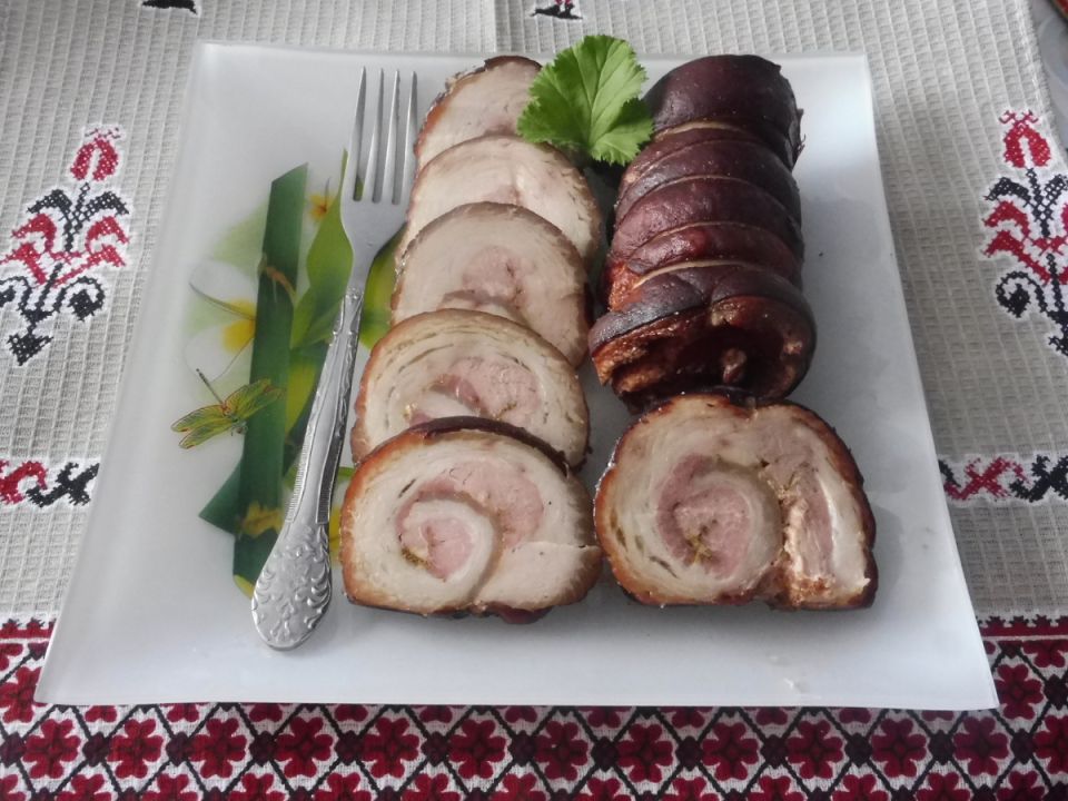 Мясной рулет с оттенком лука: оригинальный рецепт