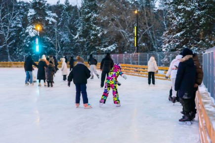 Катки под открытым небом начинают закрывать в Челябинске