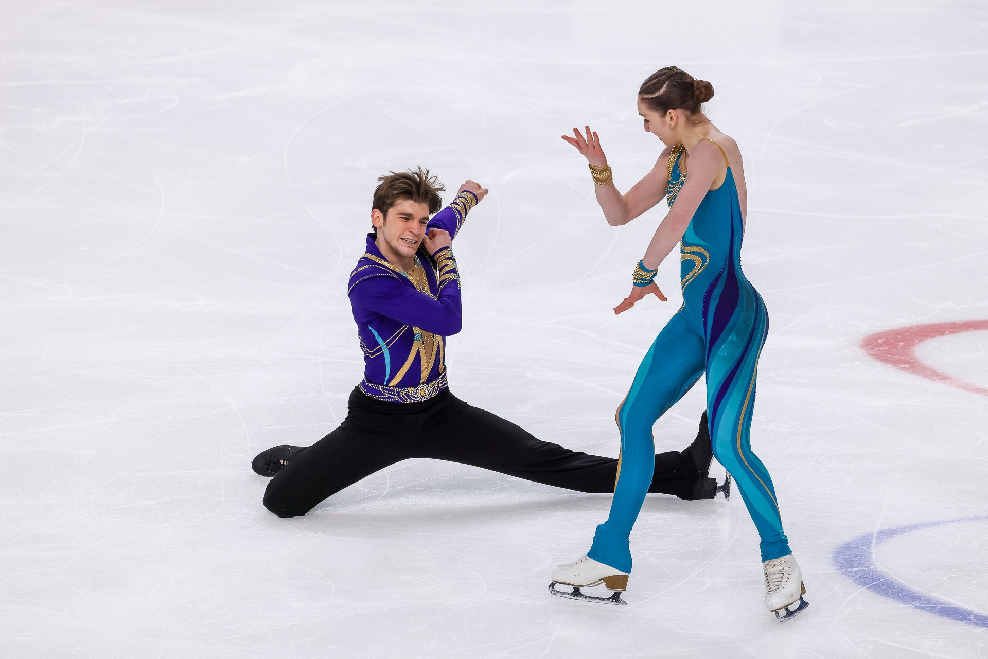 Падения, взлеты и зажигательные «па» — так прошел третий соревновательный день Финала Гран-При по фигурному катанию в Челябинске Падения, взлеты и зажигательные «па» — так прошел третий соревновательный день Финала Гран-При по фигурному катанию в Челябинске