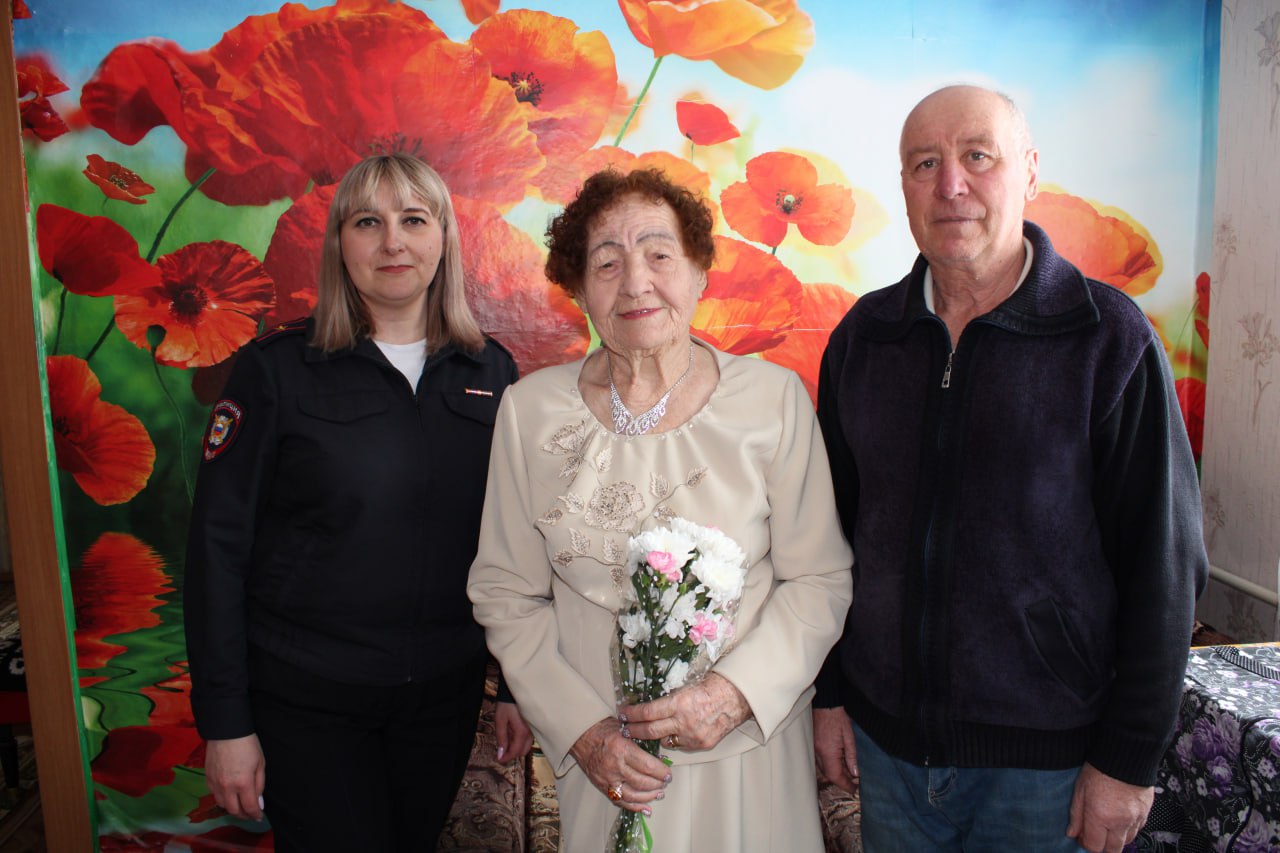 В территориальных отделах полиции Челябинской области поздравили с 8 Марта семьи погибших коллег и ветеранов службы В территориальных отделах полиции Челябинской области поздравили с 8 Марта семьи погибших коллег и ветеранов службы