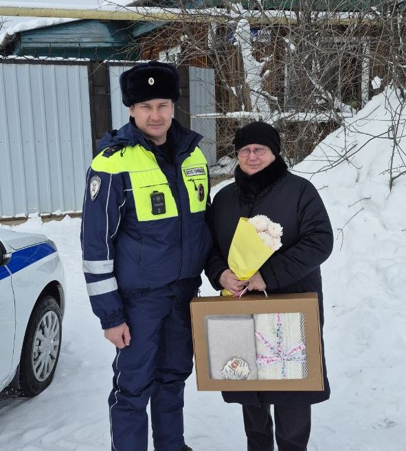 В территориальных отделах полиции Челябинской области поздравили с 8 Марта семьи погибших коллег и ветеранов службы В территориальных отделах полиции Челябинской области поздравили с 8 Марта семьи погибших коллег и ветеранов службы