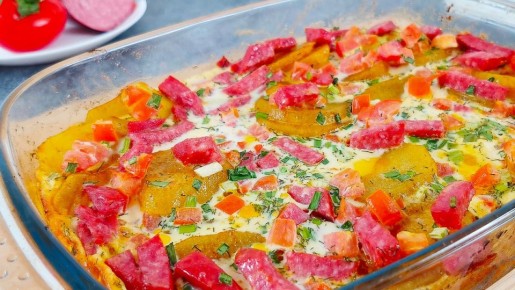 Удивительный бюджетный ужин с колбасой и картофелем в духовке