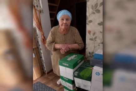 КП-Челябинск передала бабушке Байрамбике бумагу для луганского госпиталя