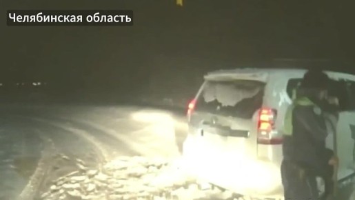 Хотя на календаре и за окном в Москве уже весна, метели и гололедица попрежнему осложняют дорожную обстановку в ряде регионов страны