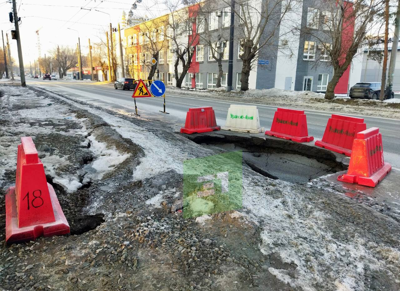 «Полдороги уже провалилось! Ждем пока все уйдет под землю?» «Полдороги уже провалилось! Ждем пока все уйдет под землю?»