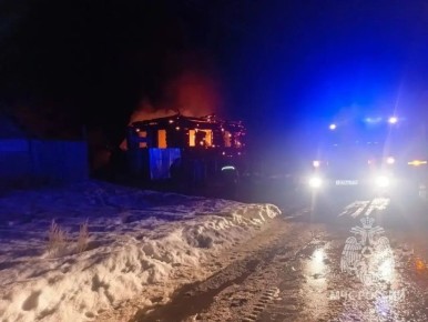Ночной пожар в Темире унес жизнь мужчины: дом сгорел полностью