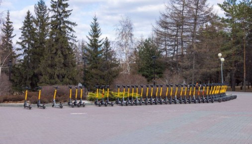 На улицах Челябинска выставили первые электросамокаты