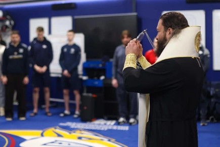 «Металлург» и тренеры молятся накануне плей-офф Кубка Гагарина: епископ окропил спортсменов и арену святой водой