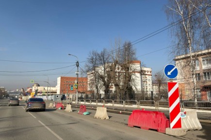 В Челябинске начали перекрывать крайний правый ряд на улице Красной