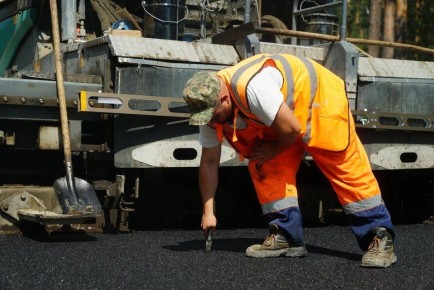 В центре Челябинска полностью перекрыли дорогу из-за ремонта провалившейся дороги