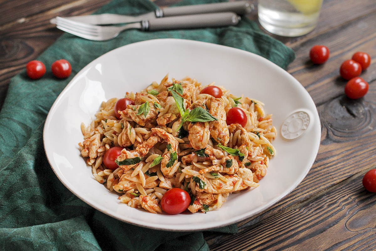 Курица карри с орзо и томатами Черри: яркое блюдо для ужина