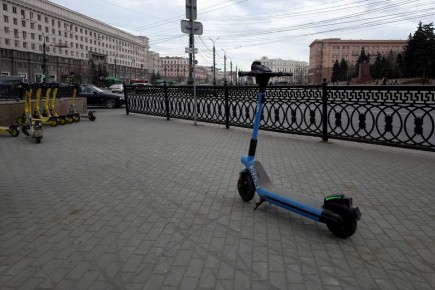 В Челябинске появились голубые электросамокаты? Один из таких замечен на площади Революции