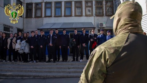 Ребятам из кадетского прокурорского класса проведен Урок мужества сотрудниками СОБР «Аркаим»