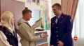 Полицейские и общественники Магнитогорска наградили таксиста, предотвратившего мошенничество в отношении 94-летней женщины