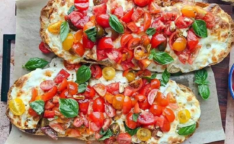 Попробуйте легкую и ароматную брускетту: классический рецепт, который покорит ваше сердце