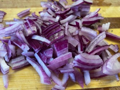 Как ошпаривание лука кипятком улучшает вкус ваших блюд