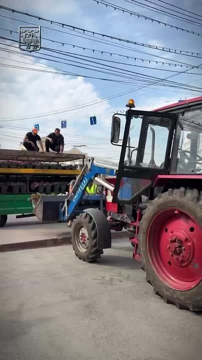 На улицах Челябинска начали появляться кашпо с цветами