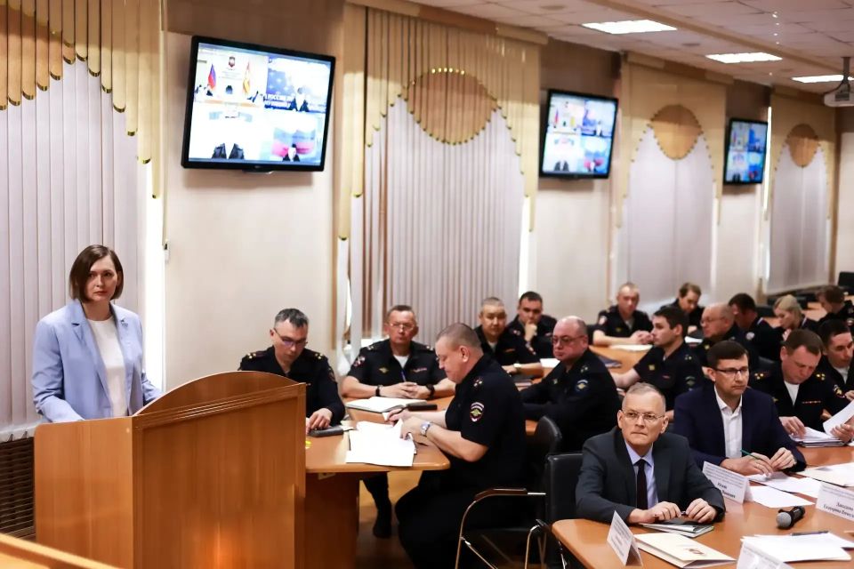 В областном полицейском главке обсудили вопросы профилактики и пресечения преступлений в сфере информационно-телекоммуникационных технологий В областном полицейском главке обсудили вопросы профилактики и пресечения преступлений в сфере информационно-телекоммуникационных технологий