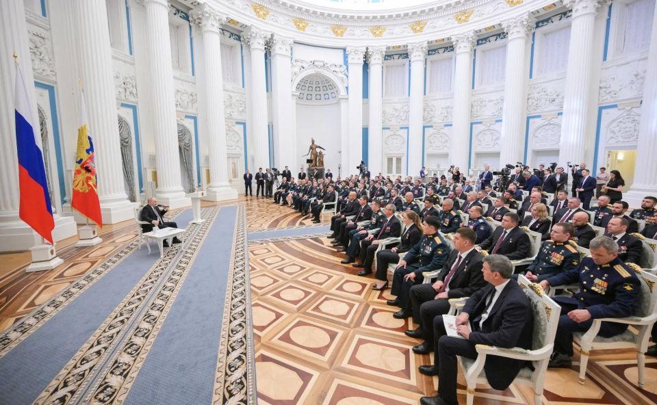 Президент Владимир Путин встретился в Кремле с выпускниками программы «Время героев» Президент Владимир Путин встретился в Кремле с выпускниками программы «Время героев»