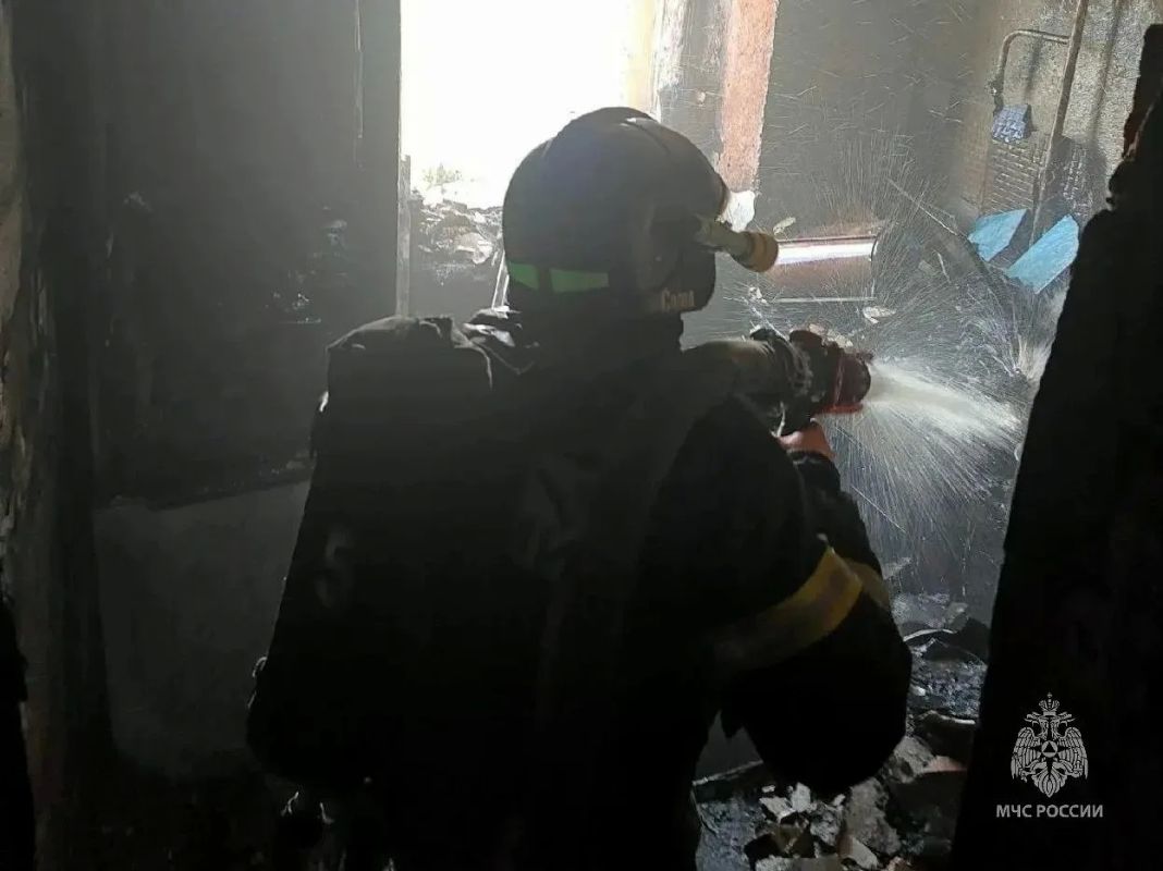 Пожарные эвакуировали 4 детей из горящей многоэтажки в Челябинске