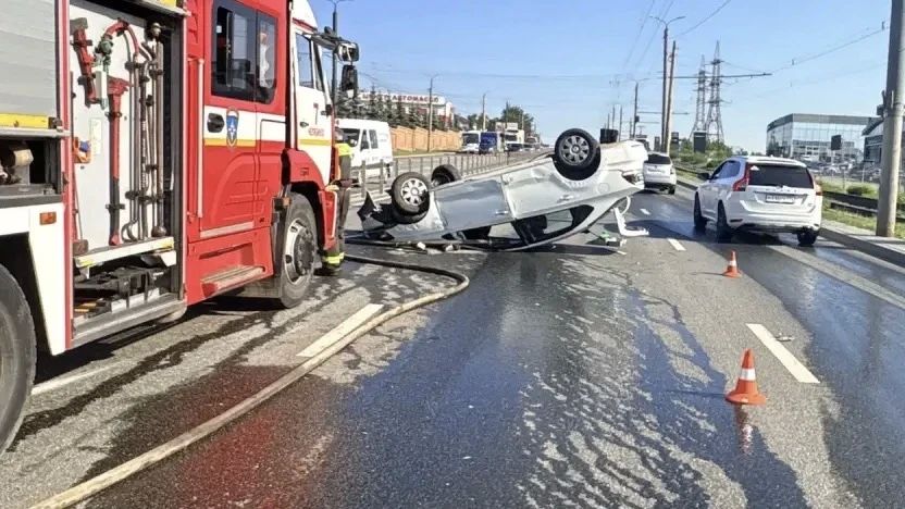 Автомобиль перевернулся и спровоцировал огромную пробку в Челябинске Автомобиль перевернулся и спровоцировал огромную пробку в Челябинске