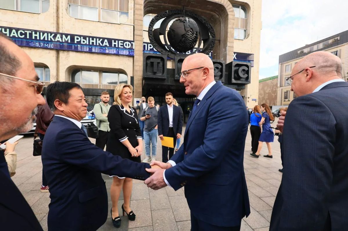 Дмитрий Чернышенко и Мария Захарова дали старт медиатуру по Золотому кольцу в честь 70-летия сотрудничества ТАСС и «Синьхуа» Дмитрий Чернышенко и Мария Захарова дали старт медиатуру по Золотому кольцу в честь 70-летия сотрудничества ТАСС и «Синьхуа»