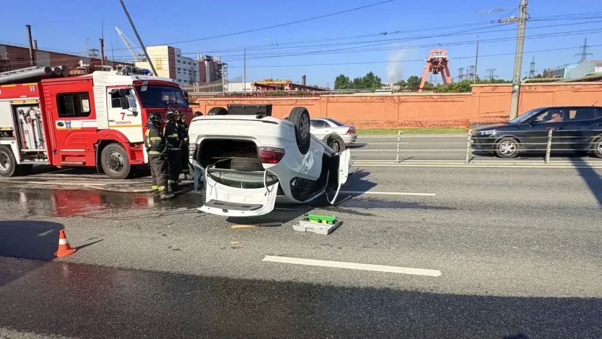 Автомобиль перевернулся и спровоцировал огромную пробку в Челябинске
