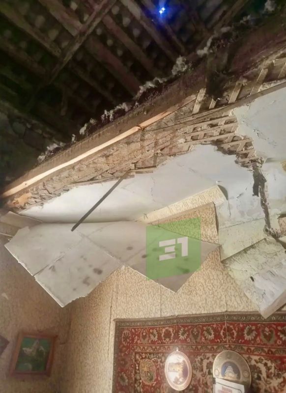 В квартиру, где рухнул потолок, пришли правоохранители В квартиру, где рухнул потолок, пришли правоохранители