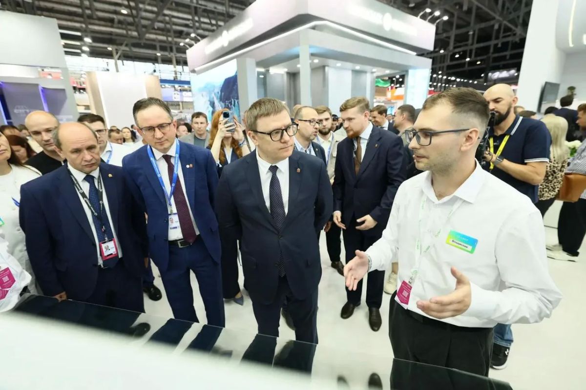 Алексей Текслер оценил цифровые и ИИрешения Сбера на выставке «Иннопром-2026»