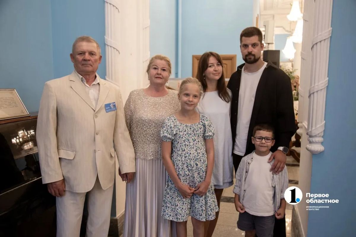 Семья из Чебаркуля устроила свадьбу с кольцами и тортом на 50 лет совместной жизни