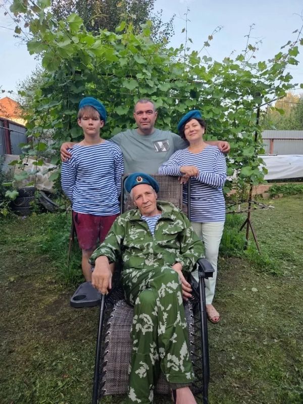 ВСЕ ПРИХОДИТ И УХОДИТ, А СЕМЬЯ ОСТАЕТСЯ НАВСЕГДА ВСЕ ПРИХОДИТ И УХОДИТ, А СЕМЬЯ ОСТАЕТСЯ НАВСЕГДА