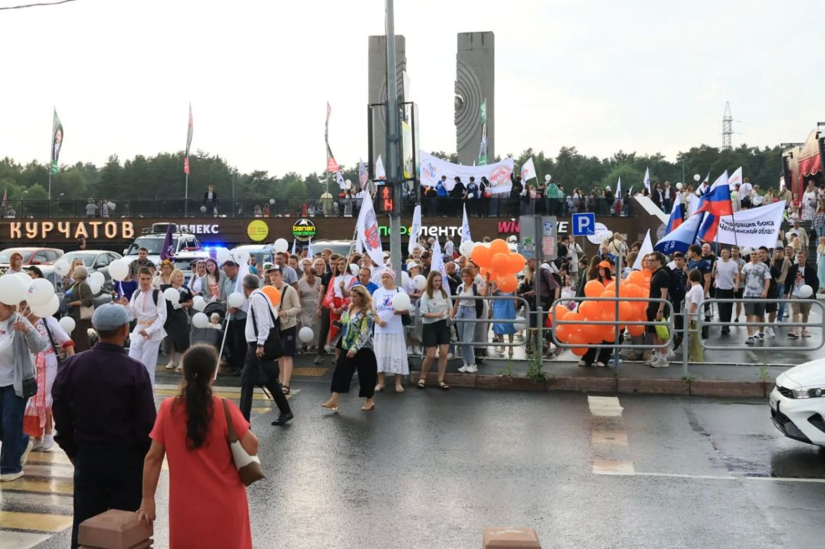 Свыше трех тысяч челябинцев прошли в Параде семьи Свыше трех тысяч челябинцев прошли в Параде семьи