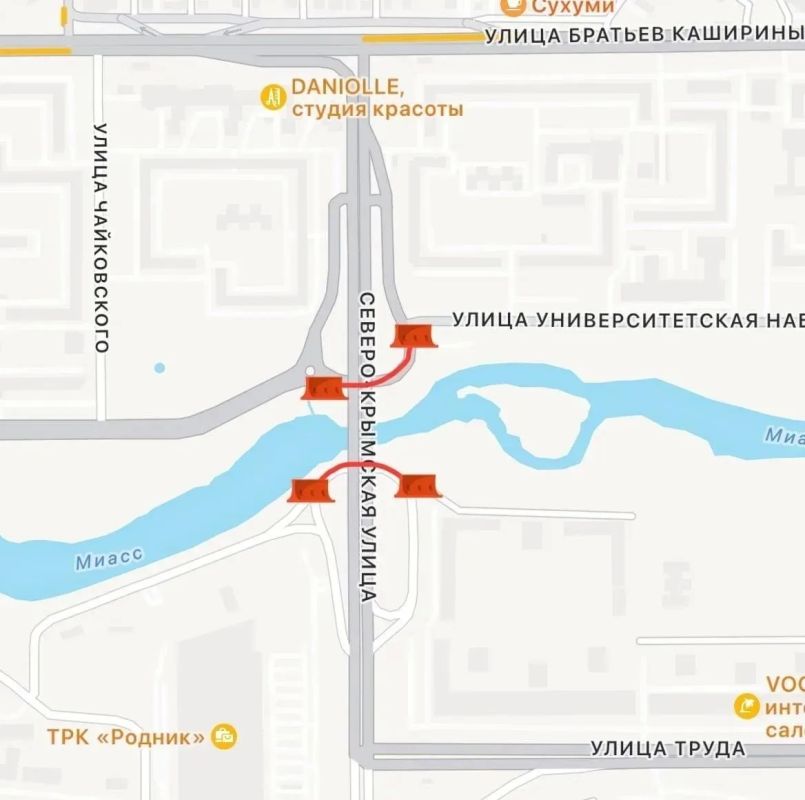 В связи увеличением сброса воды на Шершневском гидроузле и подъемом уровня реки Миасс временно закрыто движение по обоим проездам под мостом, расположенным по улице Северо-Крымская: