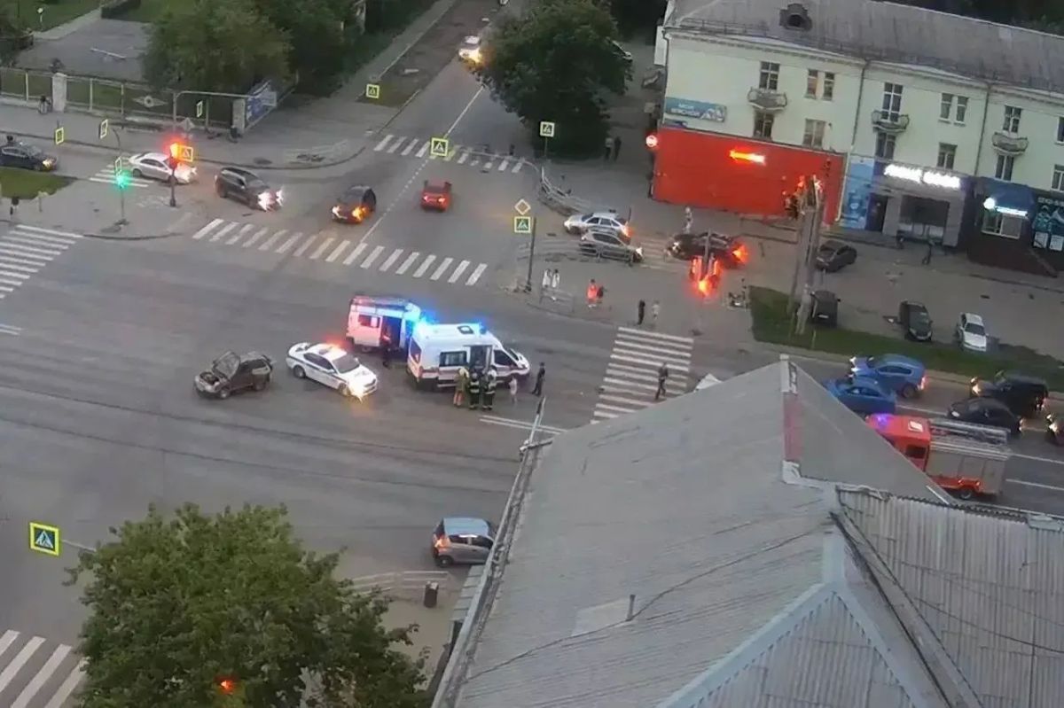 Полицейский врезался в сломавшийся автомобиль в Челябинске Полицейский врезался в сломавшийся автомобиль в Челябинске