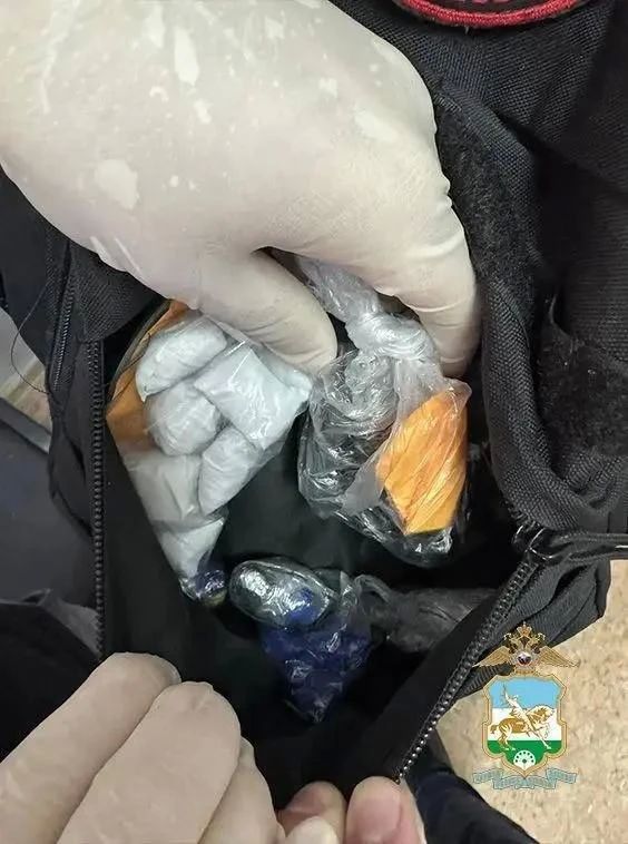 В Башкирии полицейские задержали мужчину с крупной партией наркотиков В Башкирии полицейские задержали мужчину с крупной партией наркотиков