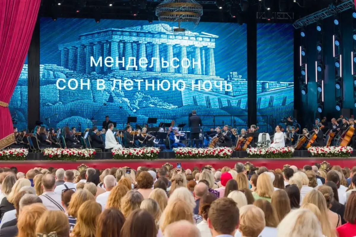 Звездные гости Миронов и Урсуляк открыли «Курчатов фест» в Челябинске Звездные гости Миронов и Урсуляк открыли «Курчатов фест» в Челябинске