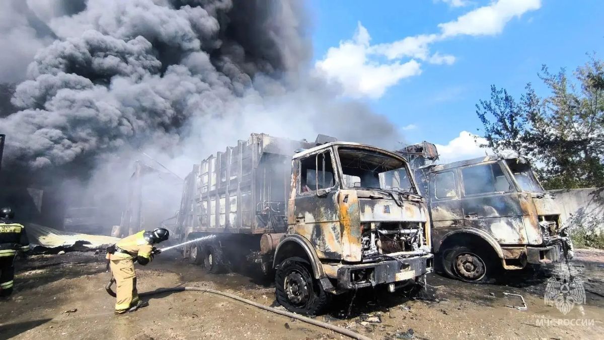 Под Челябинском полыхнул склад с горючкой — чёрный дым накрыл посёлок Под Челябинском полыхнул склад с горючкой — чёрный дым накрыл посёлок