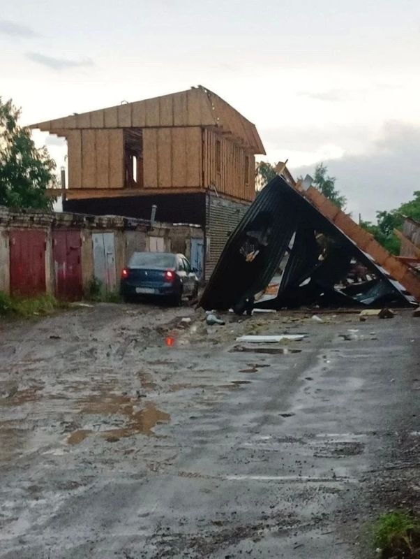 Ураган в Златоусте повалил деревья и оборвал провода Ураган в Златоусте повалил деревья и оборвал провода