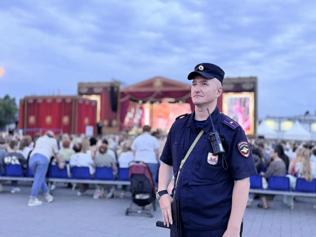 Челябинские полицейские обеспечили правопорядок в период проведения фестиваля классической музыки «Курчатов фест» Челябинские полицейские обеспечили правопорядок в период проведения фестиваля классической музыки «Курчатов фест»