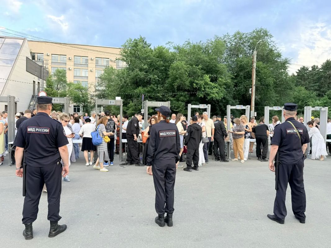 Челябинские полицейские обеспечили правопорядок в период проведения фестиваля классической музыки «Курчатов фест» Челябинские полицейские обеспечили правопорядок в период проведения фестиваля классической музыки «Курчатов фест»