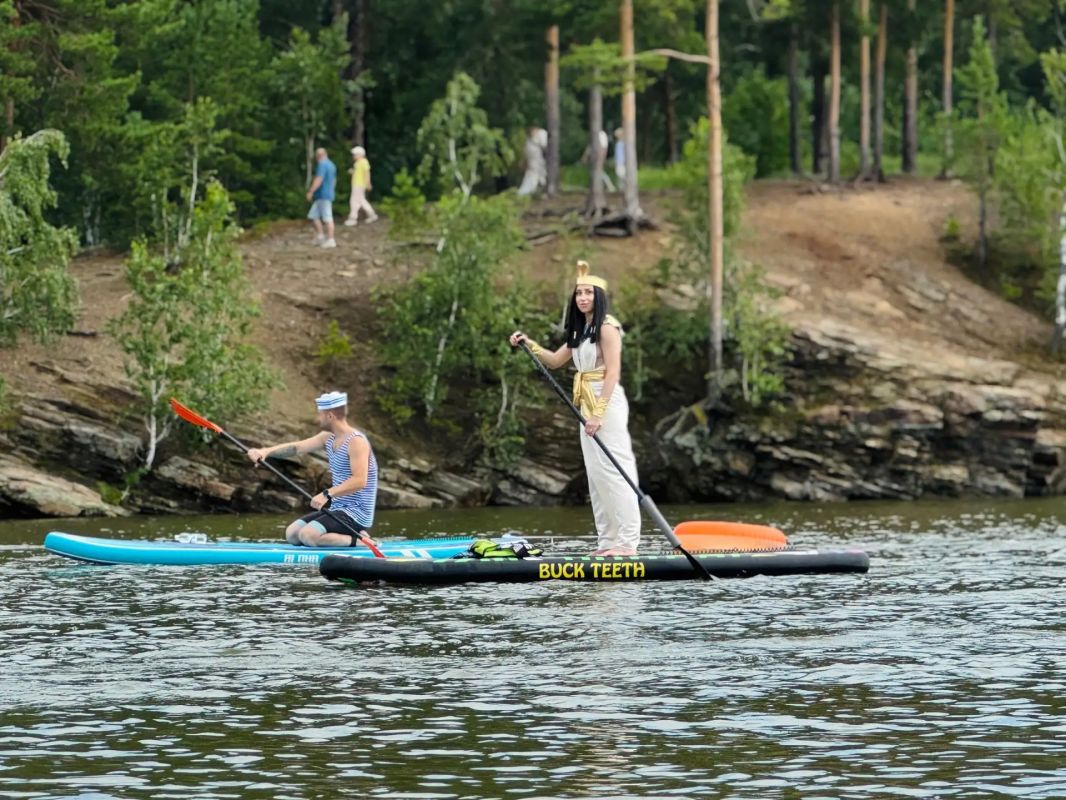 Карнавальный SUP-фестиваль проходит в Озерске Карнавальный SUP-фестиваль проходит в Озерске