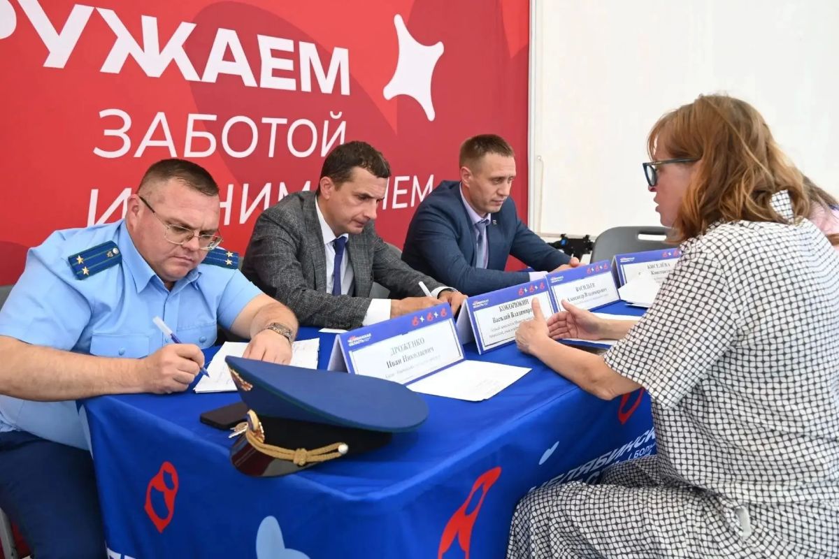 Катав-Ивановский городской прокурор принял участие в приеме жителей на фестивале «Челябинская область - большая семья» Катав-Ивановский городской прокурор принял участие в приеме жителей на фестивале «Челябинская область - большая семья»