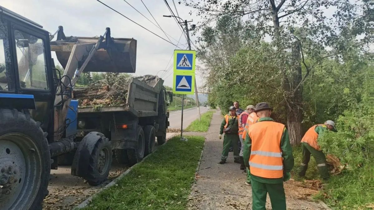 В Златоусте продолжают устранять последствия пятничного шторма В Златоусте продолжают устранять последствия пятничного шторма