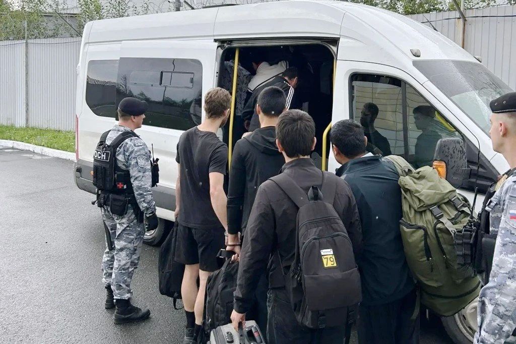 15 июля через международный пункт пропуска «Бугристое» при силовой поддержке спецподразделения регионального управления ФССП из страны выдворили 21 гражданина стран Средней Азии