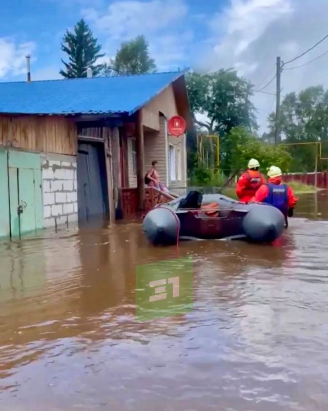 Спасатели продолжают работать в подтопленных районах Верхнего Уфалея Спасатели продолжают работать в подтопленных районах Верхнего Уфалея