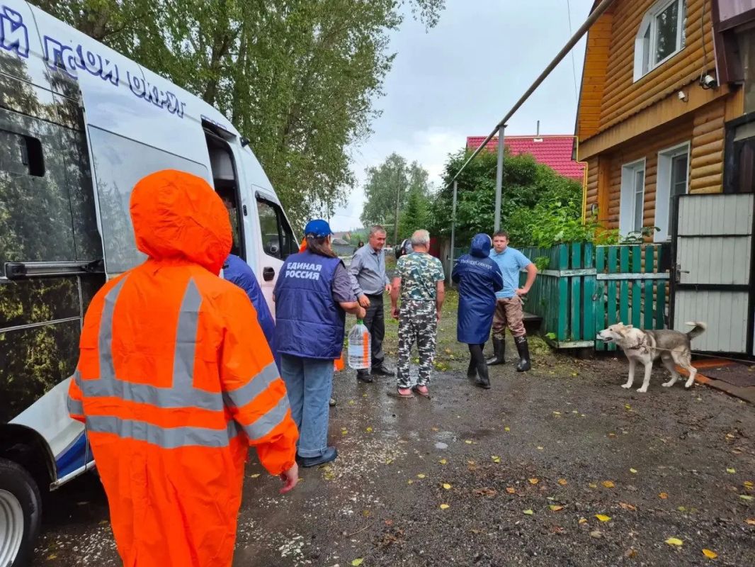 В Верхнем Уфалее продолжается работа по ликвидации последствий паводка: ранее там из-за аномальных осадков вышли из берегов три водохранилища, что привело к подтоплению десятков частных домов В Верхнем Уфалее продолжается работа по ликвидации последствий паводка: ранее там из-за аномальных осадков вышли из берегов три водохранилища, что привело к подтоплению десятков частных домов